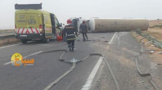انقلاب شاحنة صهريجية يشل حركة السير بالطريق السيار بين العيون سيدي ملوك و وجدة