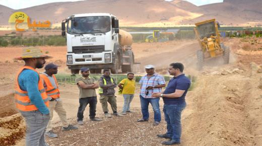 مجلس جماعة عين الحجر يراهن على تهيئة المسالك الطرقية لفك العزلة عن الدواوير