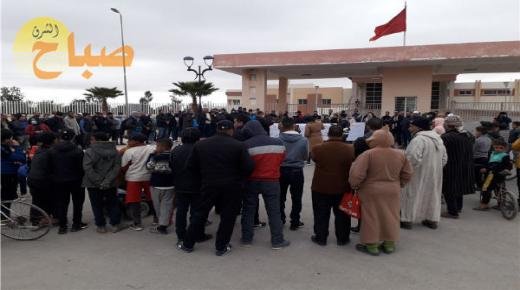تردي الخدمات الصحية يخرج ساكنة العيون سيدي ملوك للاحتجاج أمام المستشفى المحلي