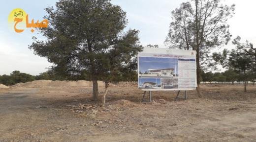 العيون سيدي ملوك : المقاولة المكلفة بإنجاز المسبح المغطى توقف أشغالها و تغادر !