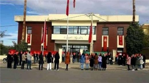 العيون سيدي ملوك : مجازون و حاملو شهادات يحتجون أمام مقر الباشوية على قرار تخفيض سن التوظيف إلى 30 سنة في مباراة التعليم