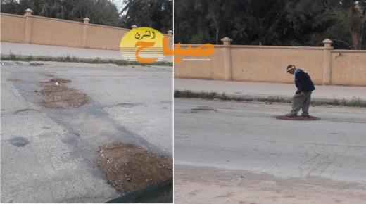 العيون سيدي ملوك : مسن ينوب عن المجلس الجماعي في إصلاح و ترميم الحفر المنتشرة في الطرقات !!