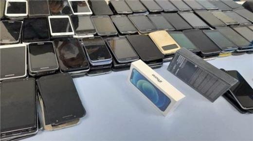 جمارك الناظور تحبط عملية تهريب هواتف وحواسيب بميناء بني انصار