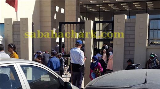 مركز التلقيح ضد كورونا بالعيون سيدي ملوك .. ازدحام كبير و سوء تدبير